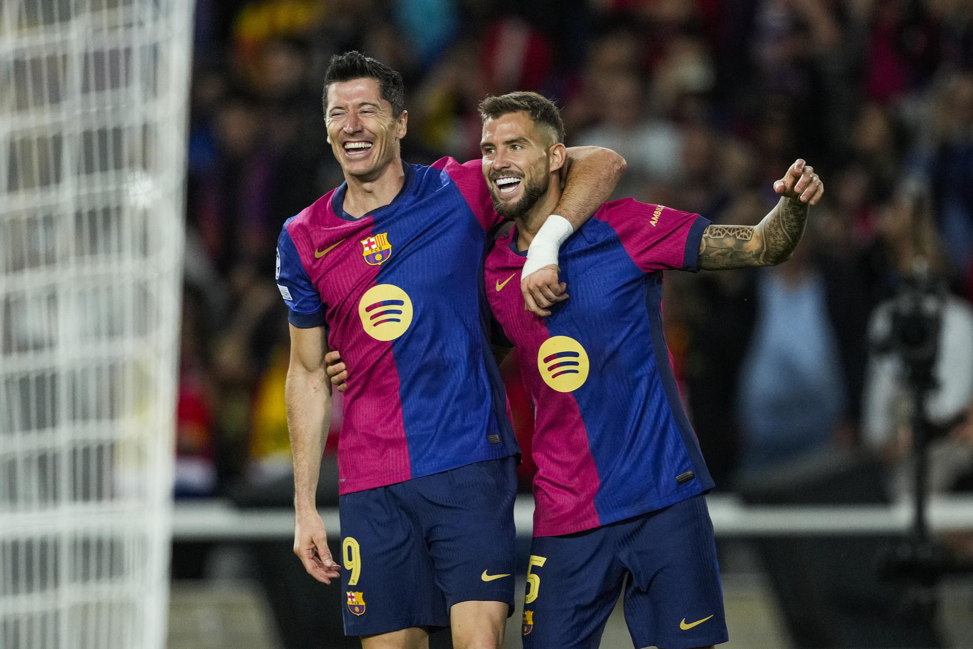 El delantero del FC Barcelona Robert Lewandowski (i) celebra con Íñigo Martínez su segundo gol, cuarto del equipo blaugrana, durante el encuentro correspondiente a la segunda jornada de la Liga de Campeones que disputaron FC Barcelona y Young Boys en el Estadio Olímpico Lluis Companys, en Barcelona. EFE/Alejandro García