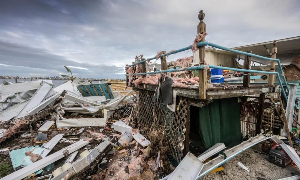 Fotografía de infraestructura destrozada por el paso del Huracan Milton, este jueves en la ciudad de Fort Myers, en Florida (Estados Unidos). EFE/CRISTOBAL HERRERA-ULASHKEVICH