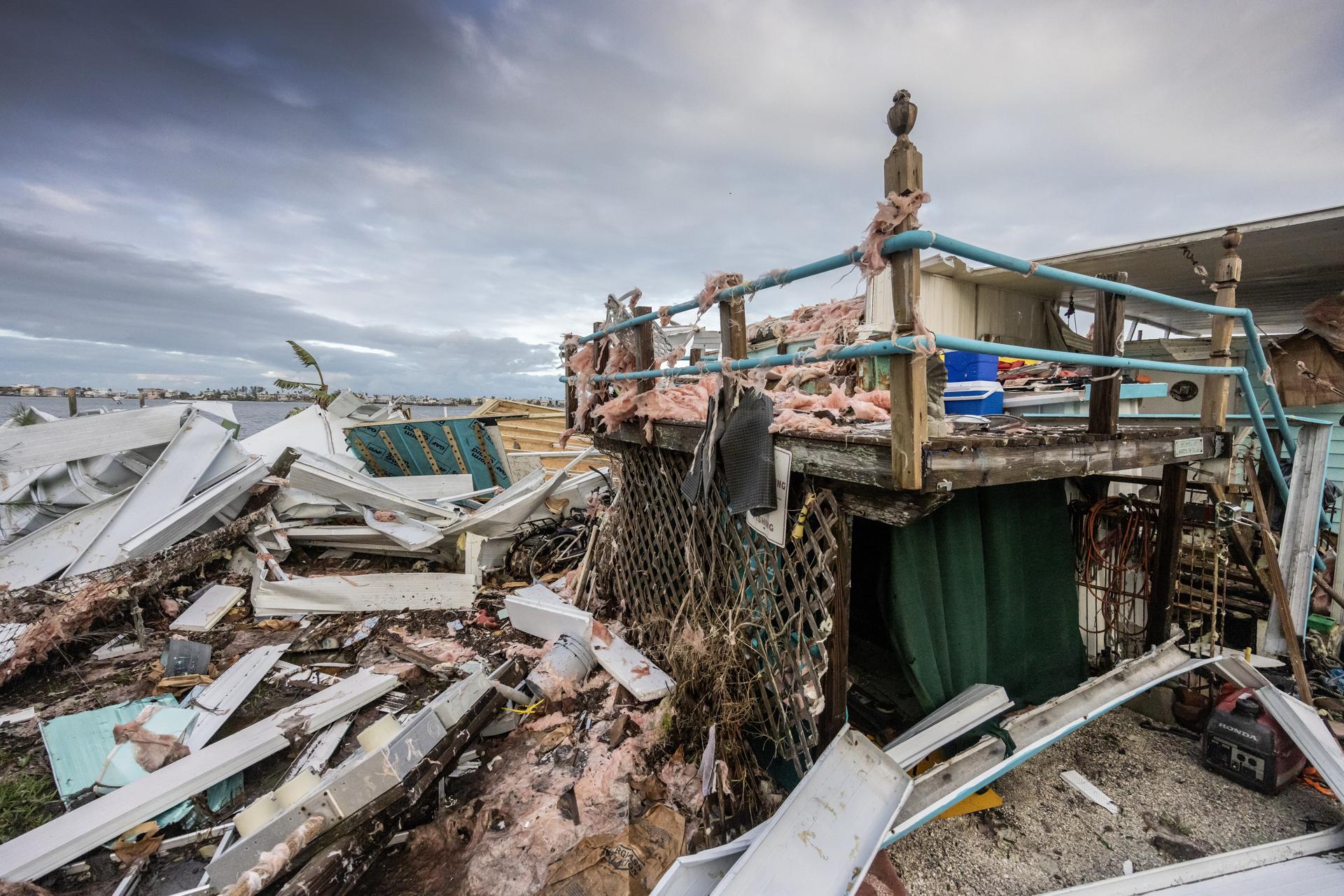 Fotografía de infraestructura destrozada por el paso del Huracan Milton, este jueves en la ciudad de Fort Myers, en Florida (Estados Unidos). EFE/CRISTOBAL HERRERA-ULASHKEVICH