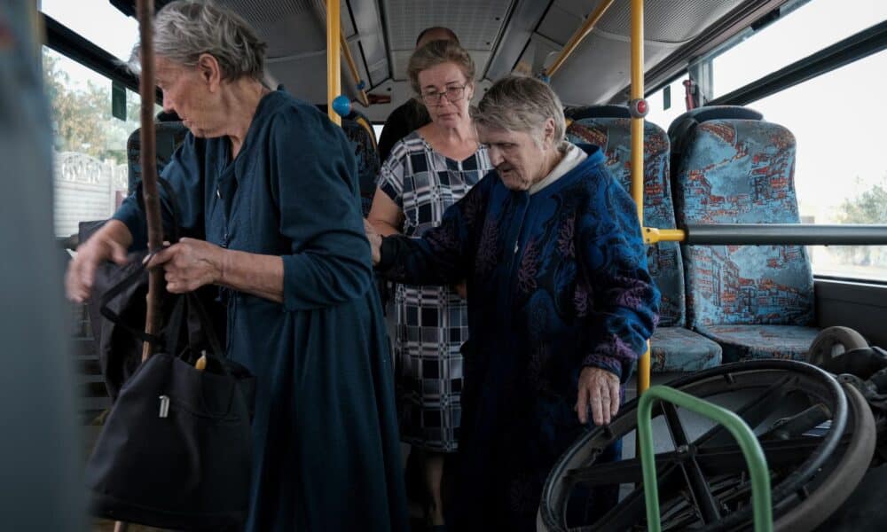 Civiles evacuados de Pokrovsk y otras ciudades de la zona de la región de Donetsk, en el este de Ucrania, en una imagen de septiembre de 2024. EFE/EPA/MARIA SENOVILLA