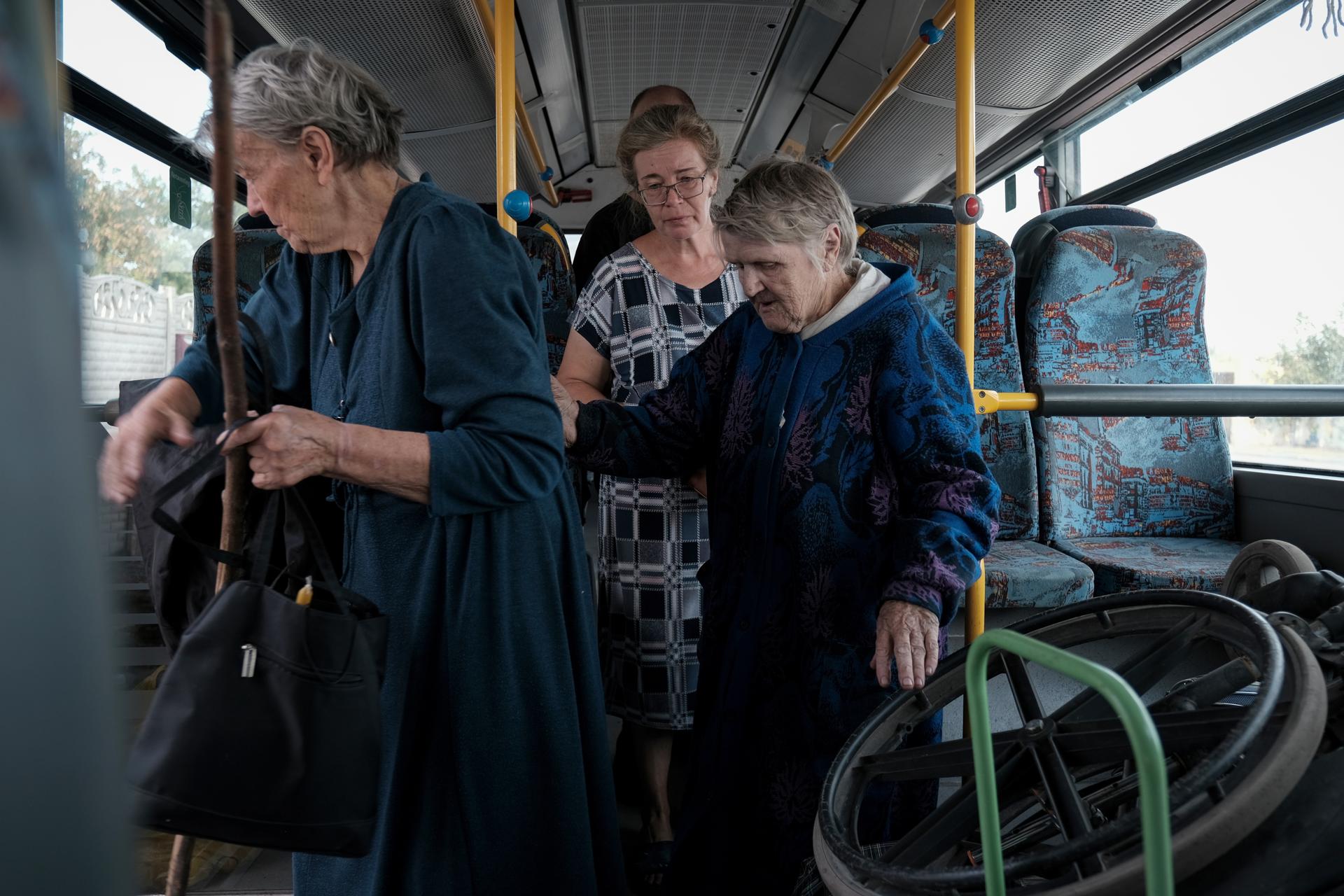 Civiles evacuados de Pokrovsk y otras ciudades de la zona de la región de Donetsk, en el este de Ucrania, en una imagen de septiembre de 2024. EFE/EPA/MARIA SENOVILLA