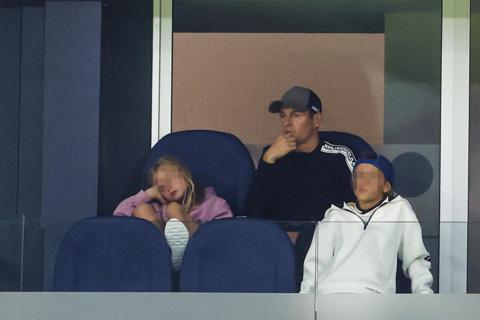 El exfutbolista del Real Madrid Toni Kroos en el palco durante el partido de la jornada 9 de Liga entre Real Madrid y Villarreal CF en el estadio Santiago Bernabéu. EFE/Javier Lizón