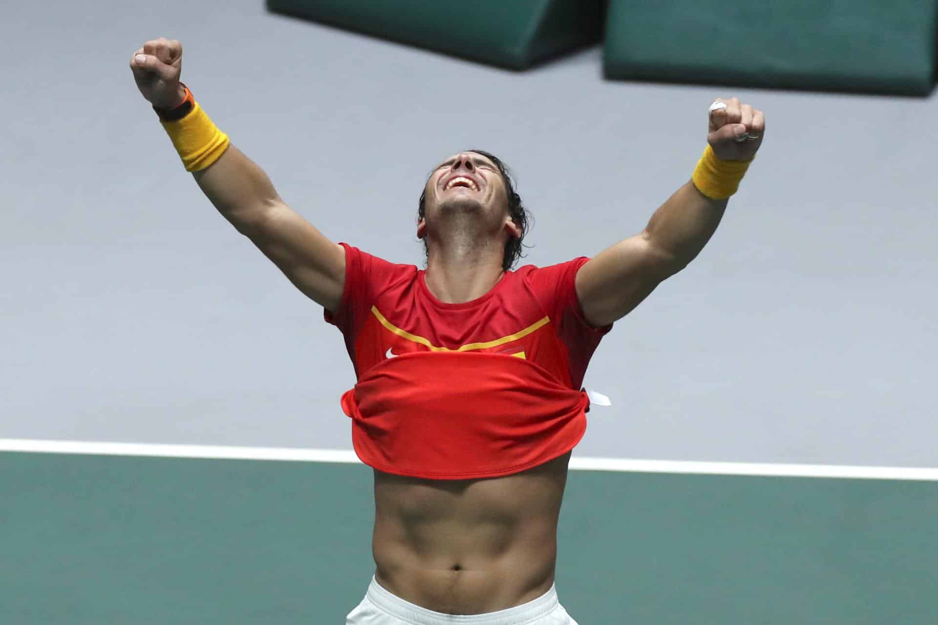 Rafael Nadal, celebra su victoria sobre el canadiense Denis Shapovalov en la final de la Copa Davis que enfrentó a España y Canadá, el 24 de noviembre de 2019. El tenista español ha anunciado que se retirará tras disputar la final de esta competición en Málaga, del 19 al 24 de noviembre . EFE / Kiko Huesca