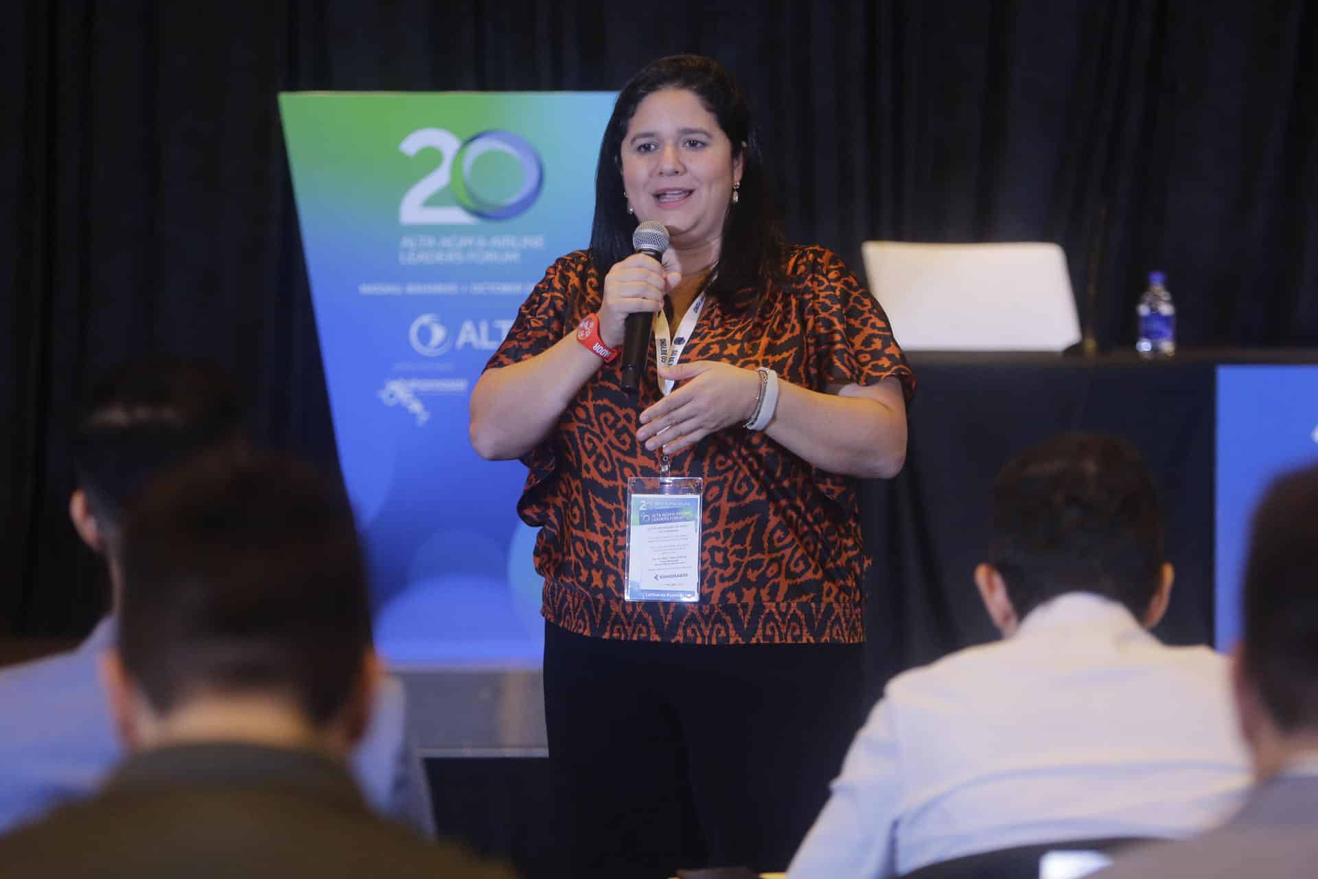 La directora de ventas globales de Iberia Beatriz Guillén, habla durante el "ALTA AGM & Airline Leaders Forum" en Nassau (Bahamas). EFE/Carlos Lemos