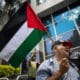 Un hombre sostiene una bandera palestina durante una manifestación en apoyo a Palestina, este jueves, en inmediaciones de la embajada del Reino Unido, en Caracas (Venezuela). EFE/ Miguel Gutierrez