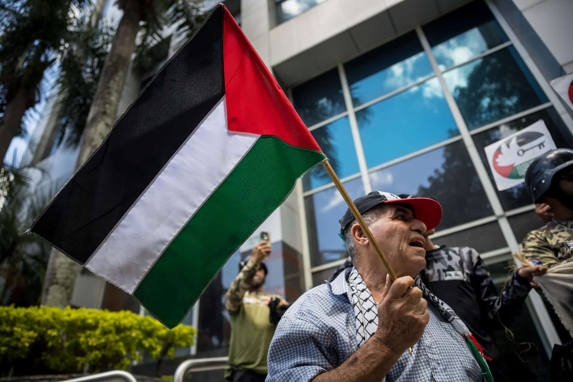 Un hombre sostiene una bandera palestina durante una manifestación en apoyo a Palestina, este jueves, en inmediaciones de la embajada del Reino Unido, en Caracas (Venezuela). EFE/ Miguel Gutierrez