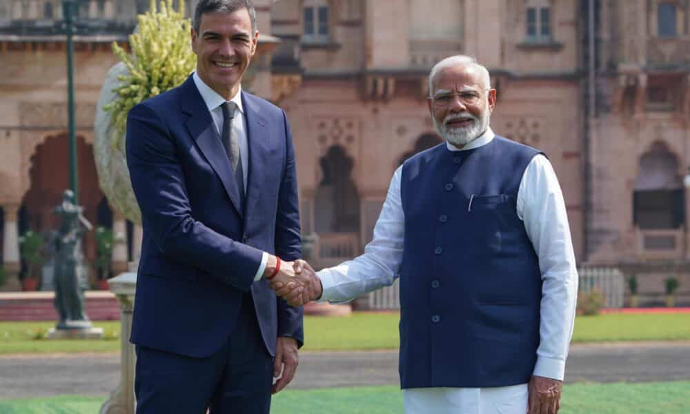 El presidente del Gobierno de España, Pedro Sánchez (izq.), y el primer ministro de la India, Narendra Modi (der.), se estrechan la mano mientras posan para una fotografía en el Palacio Lakshmi Vilas en Vadodara, Gujarat, India, el 28 de octubre de 2024. EFE/EPA/SIDDHARAJ SOLANKI