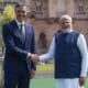 El presidente del Gobierno de España, Pedro Sánchez (izq.), y el primer ministro de la India, Narendra Modi (der.), se estrechan la mano mientras posan para una fotografía en el Palacio Lakshmi Vilas en Vadodara, Gujarat, India, el 28 de octubre de 2024. EFE/EPA/SIDDHARAJ SOLANKI