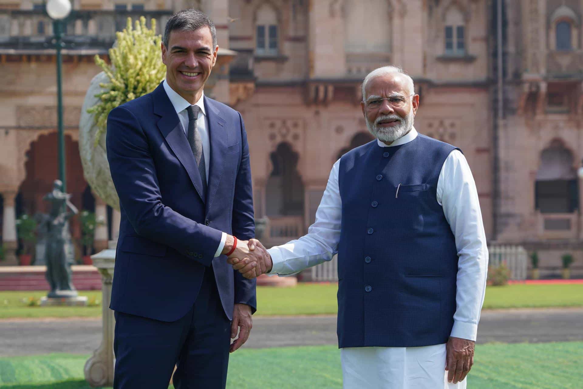 El presidente del Gobierno de España, Pedro Sánchez (izq.), y el primer ministro de la India, Narendra Modi (der.), se estrechan la mano mientras posan para una fotografía en el Palacio Lakshmi Vilas en Vadodara, Gujarat, India, el 28 de octubre de 2024. EFE/EPA/SIDDHARAJ SOLANKI