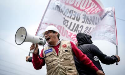 Fotografía de archivo del 10 de octubre de 2024 de una persona que participa en una protesta contra la inseguridad, en Lima (Perú).EFE/ Stringer