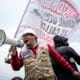 Fotografía de archivo del 10 de octubre de 2024 de una persona que participa en una protesta contra la inseguridad, en Lima (Perú).EFE/ Stringer