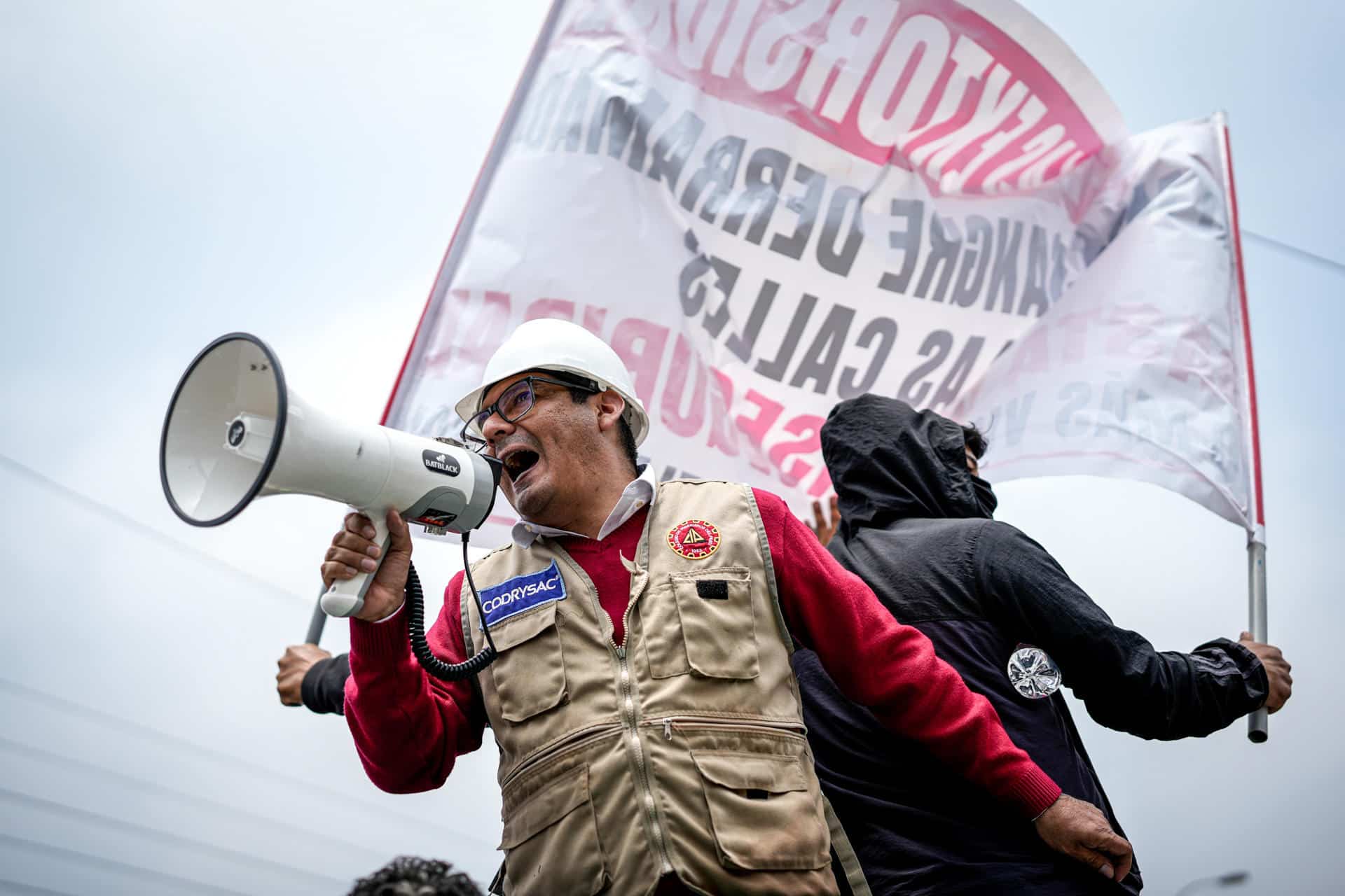 Fotografía de archivo del 10 de octubre de 2024 de una persona que participa en una protesta contra la inseguridad, en Lima (Perú).EFE/ Stringer