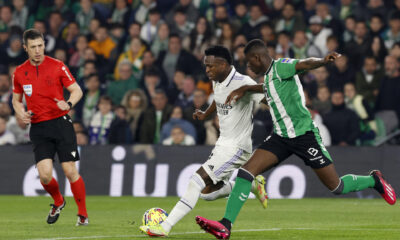 Imagen de archivo del delantero del Real Madrid Vinicius Junior (c) jugando un balón ante Luiz Henrique (d), del Betis, durante el partido de LaLiga que Real Betis y Real Madrid disputaron en el estadio Benito Villamarín, en Sevilla. EFE/Julio Muñoz