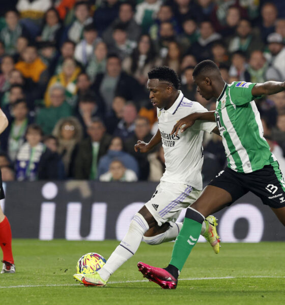 Imagen de archivo del delantero del Real Madrid Vinicius Junior (c) jugando un balón ante Luiz Henrique (d), del Betis, durante el partido de LaLiga que Real Betis y Real Madrid disputaron en el estadio Benito Villamarín, en Sevilla. EFE/Julio Muñoz