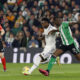 Imagen de archivo del delantero del Real Madrid Vinicius Junior (c) jugando un balón ante Luiz Henrique (d), del Betis, durante el partido de LaLiga que Real Betis y Real Madrid disputaron en el estadio Benito Villamarín, en Sevilla. EFE/Julio Muñoz