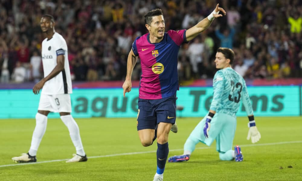 El delantero del Barcelona Robert Lewandowski celebra su gol, primero del equipo blaugrana, durante el encuentro de la Liga de Campeones ante el Young Boys en el Estadio Olímpico Lluis Companys. EFE/Enric Fontcuberta.