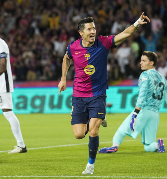 El delantero del Barcelona Robert Lewandowski celebra su gol, primero del equipo blaugrana, durante el encuentro de la Liga de Campeones ante el Young Boys en el Estadio Olímpico Lluis Companys. EFE/Enric Fontcuberta.