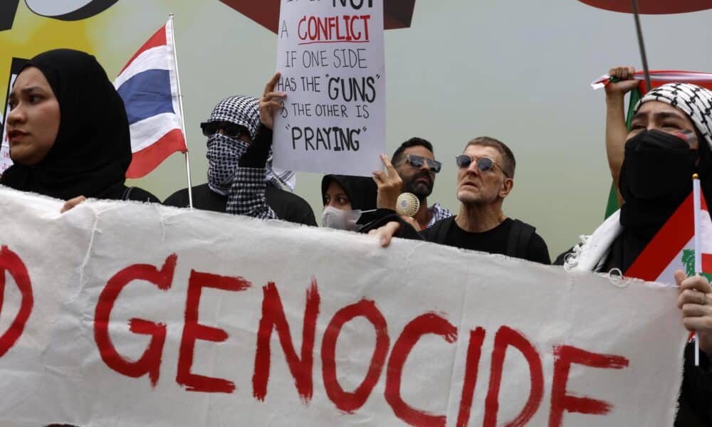 Manifestantes pro palestinos llevan pancartas mientras marchan por una calle principal en Bangkok, Tailandia, el 05 de octubre de 2024. 
EFE/EPA/NARONG SANGNAK