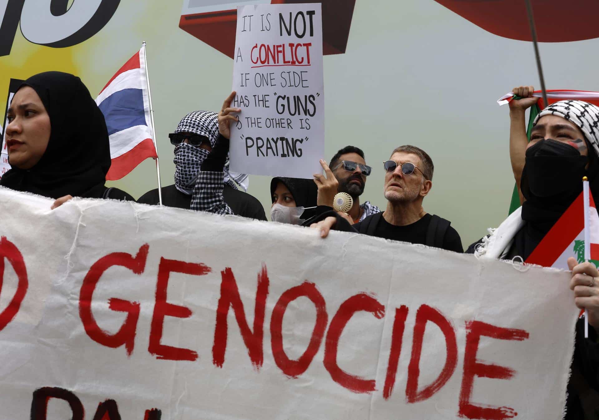 Manifestantes pro palestinos llevan pancartas mientras marchan por una calle principal en Bangkok, Tailandia, el 05 de octubre de 2024. 
EFE/EPA/NARONG SANGNAK