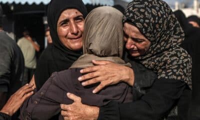 Funeral de palestinos muertos por un ataque israelí en el centro de Gaza el 6 de octubre de 2024. EFE/EPA/MOHAMMED SABER