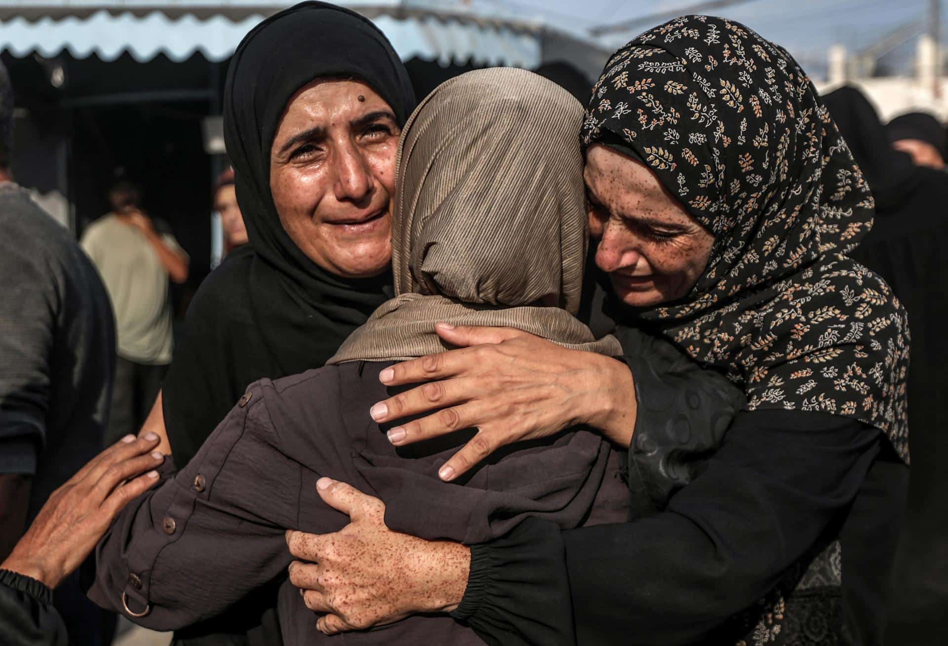 Funeral de palestinos muertos por un ataque israelí en el centro de Gaza el 6 de octubre de 2024. EFE/EPA/MOHAMMED SABER