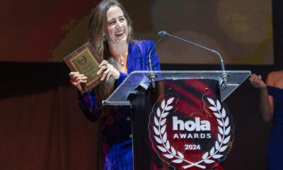 La actriz y dramaturga argentino-estadounidense, Florencia Iriondo, recibe un reconocimiento durante los Premios Hola 2024, este lunes, en Nueva York (Estados Unidos). EFE/ Ángel Colmenares