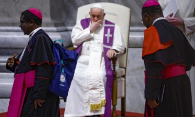 Obispos acompañan al papa Francisco en el Vaticano durante la 'vigilia penitencial' previa al Sínodo. EFE/EPA/Fabio Frustaci