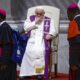 Obispos acompañan al papa Francisco en el Vaticano durante la 'vigilia penitencial' previa al Sínodo. EFE/EPA/Fabio Frustaci