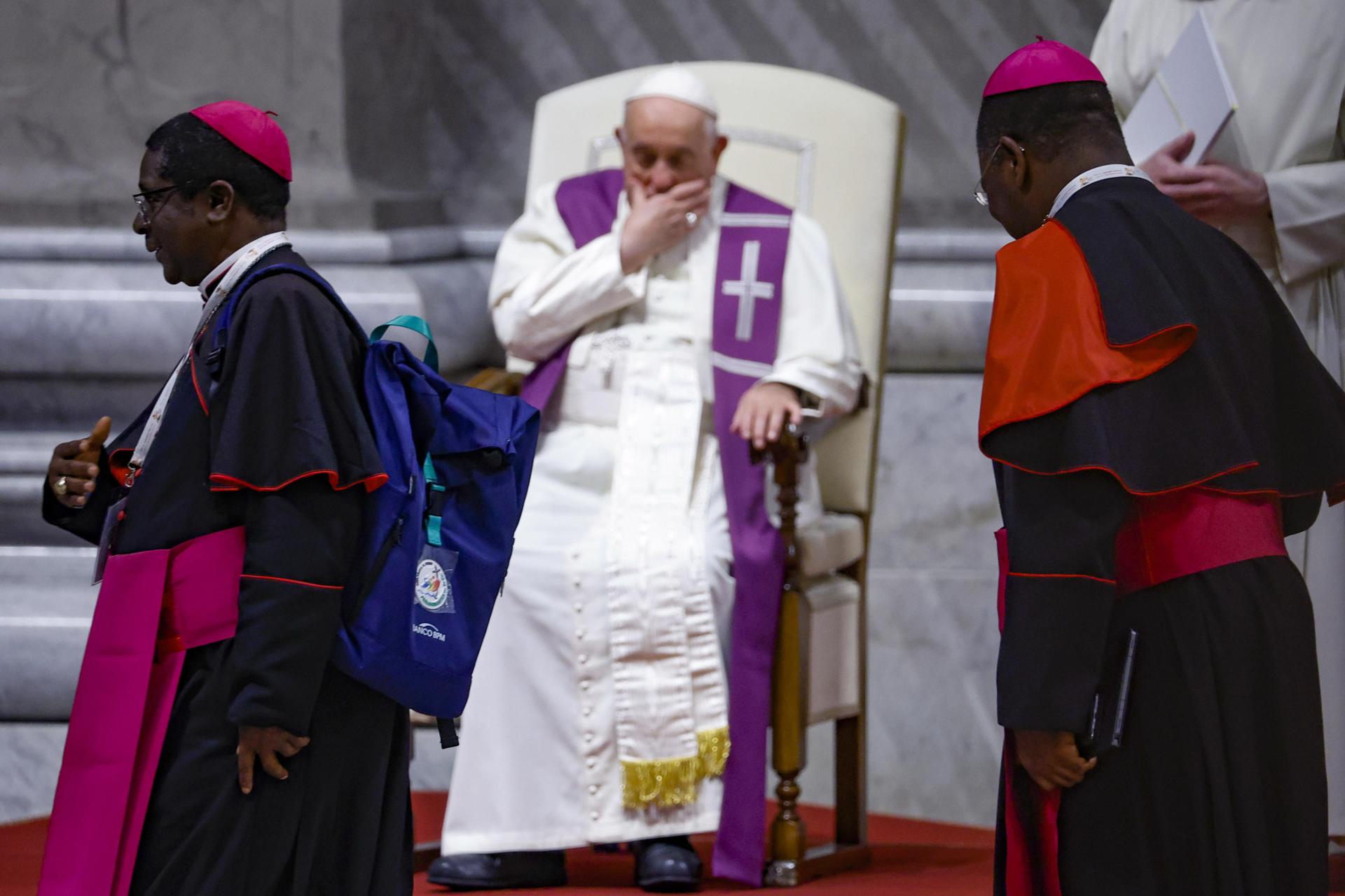 Obispos acompañan al papa Francisco en el Vaticano durante la 'vigilia penitencial' previa al Sínodo. EFE/EPA/Fabio Frustaci