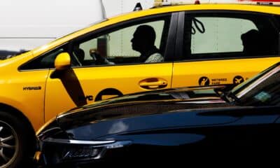 Fotografía de archivo en donde se ve un taxi conducido por una persona en las calles de Estados Unidos. EFE/JUSTIN LANE