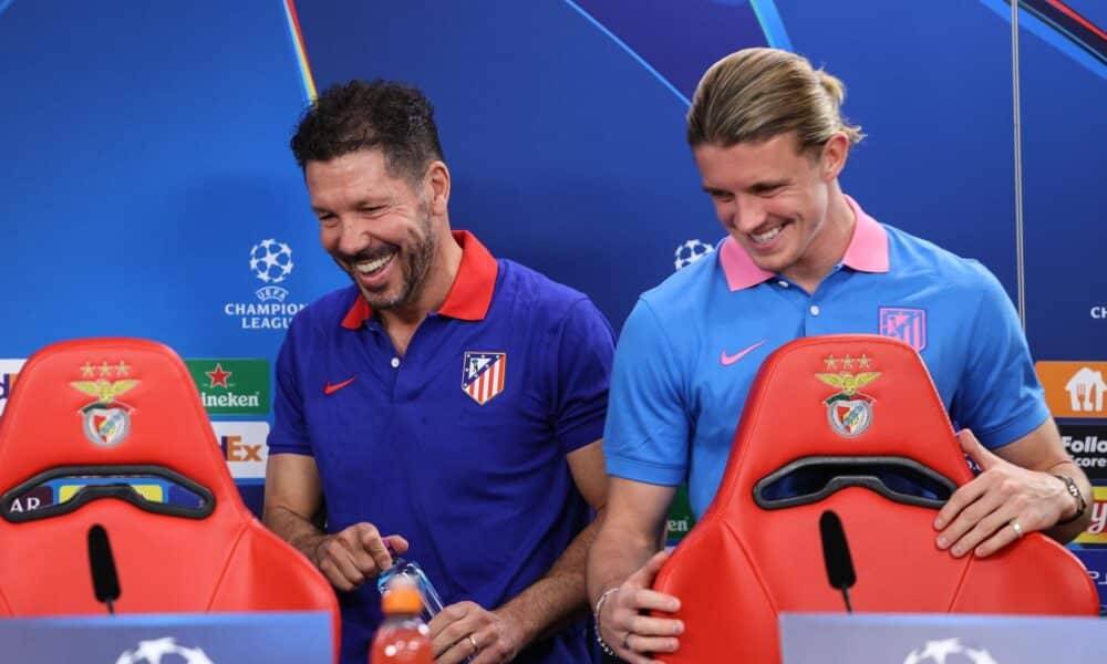 Diego Simeone y Conor Gallagher, antes de la rueda de prensa en Lisboa. EFE/EPA/MIGUEL A. LOPES