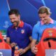 Diego Simeone y Conor Gallagher, antes de la rueda de prensa en Lisboa. EFE/EPA/MIGUEL A. LOPES