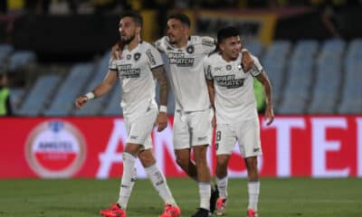 Jugadores de Botafogo celebran al término de un partido de las semifinales de la Copa Libertadores. EFE/ Sofia Torres