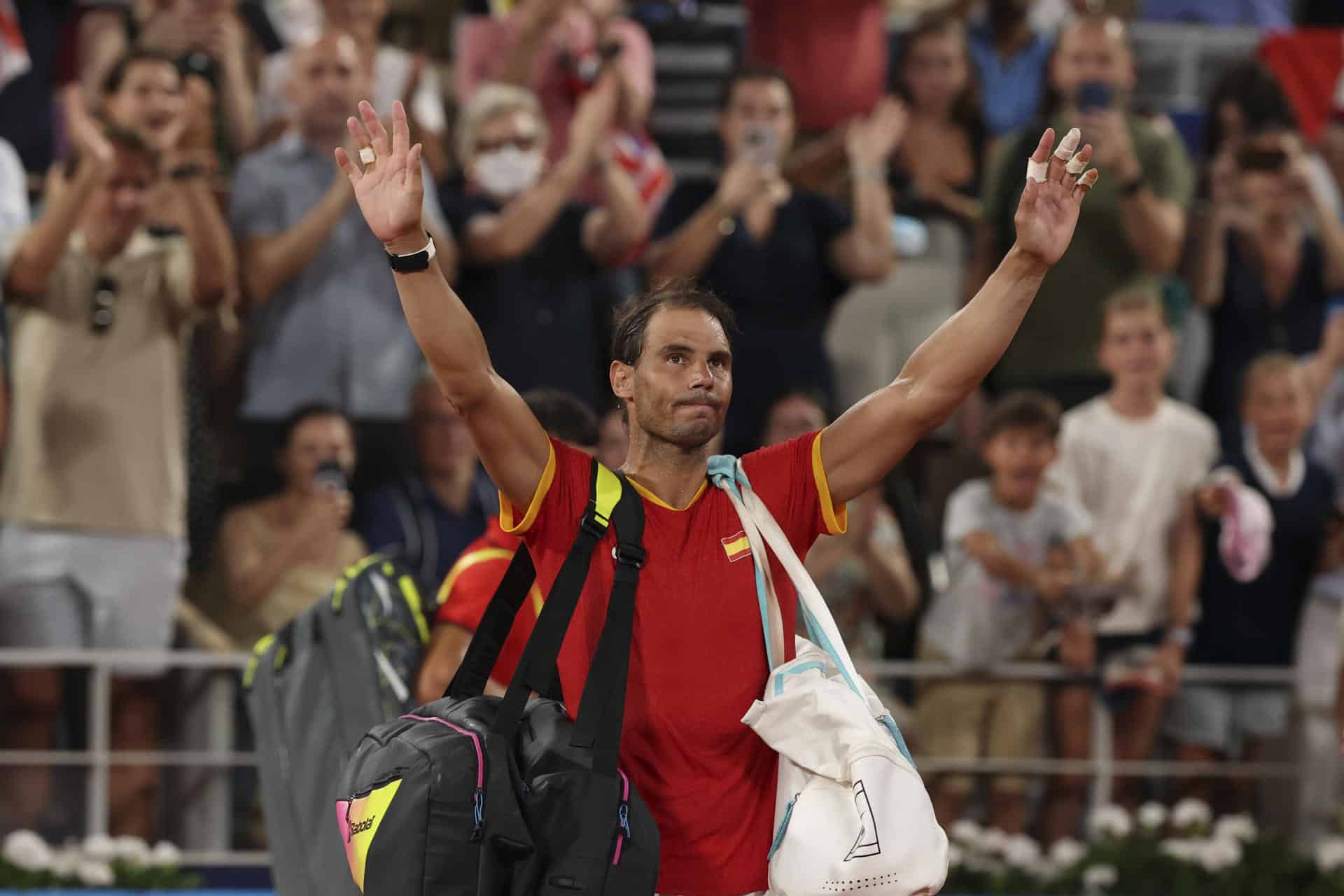 El español Rafa Nadal, tras perder junto a Carlos Alcaraz ante los estadounidenses Austin Krajicek y Rajee Ram en los cuartos de final de dobles masculinos de tenis de los Juegos Olímpicos de París 2024. Su último partido como jugador profesional, EFE/ Juanjo Martín