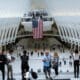 Personas conversan frente a una bandera estadounidenses colgada en el centro de la estación del "Oculos" en el World Trade Center en Nueva York (EE.UU.). Archivo. EFE/Kena Betancur