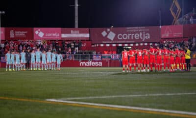 Los jugadores del Atlético de Madrid y del Vic guardan un minuto de silencio en memoria de los fallecidos por la dana.EFE/ Siu Wu