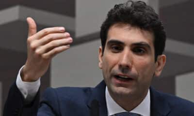 El candidato a la presidencia del Banco Central de Brasil, Gabriel Galípolo, habla durante una sesión en el Senado Federal este martes, en Brasilia (Brasil). EFE/ Andre Borges