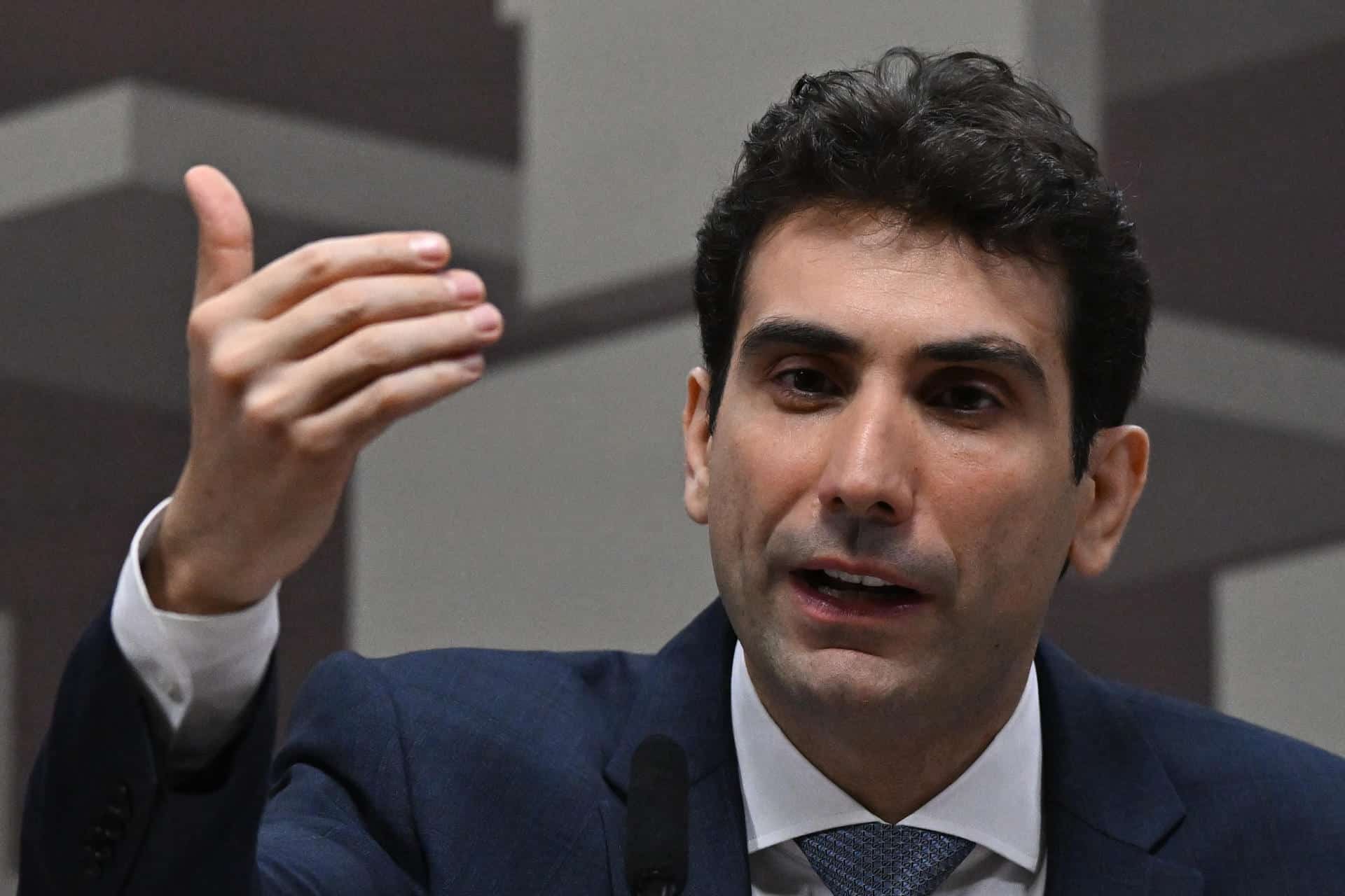 El candidato a la presidencia del Banco Central de Brasil, Gabriel Galípolo, habla durante una sesión en el Senado Federal este martes, en Brasilia (Brasil). EFE/ Andre Borges