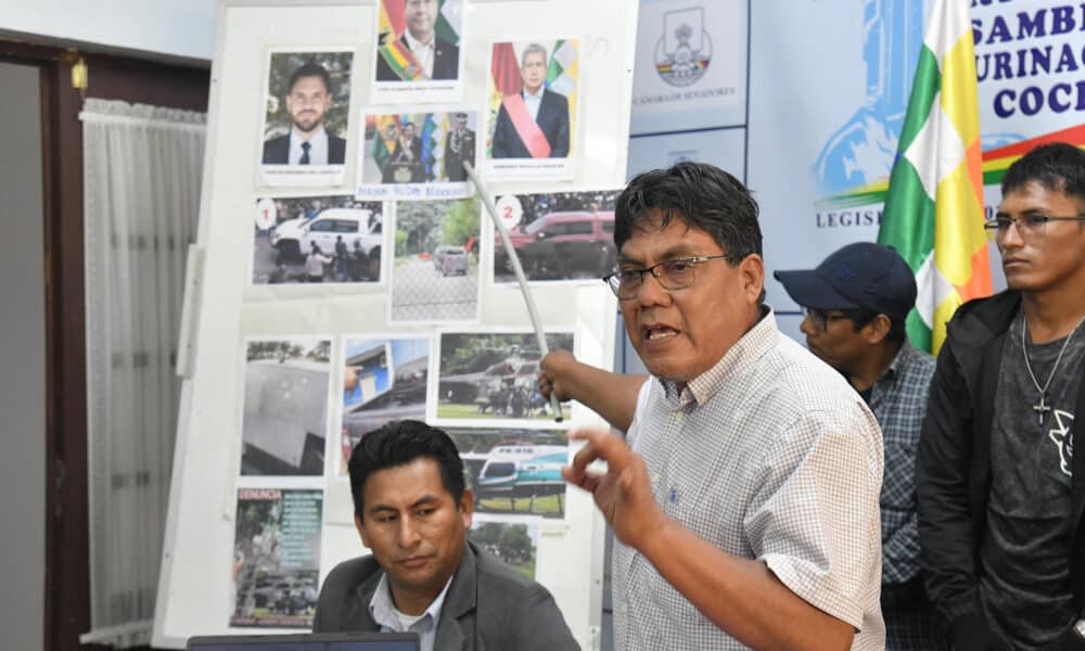 El diputado por el Movimiento Al Socialismo (MAS) Héctor Arce habla en una rueda de prensa este lunes, sobre el atentado que habría sufrido el expresidente de Bolivia, Evo Morales (2006-2019), en Cochabamba (Bolivia). EFE/ Jorge Abrego