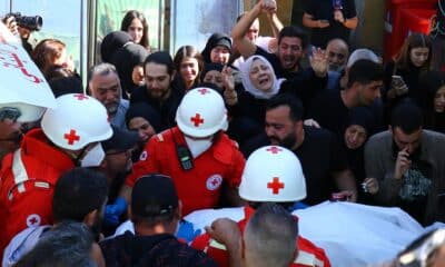 Miembros de la Cruz Roja llevan los cuerpos de tres periodistas asesinados en un ataque israelí en el sur del Líbano en un hospital de Beirut, Líbano, el 25 de octubre de 2024. Según el Ministerio de Salud libanés, al menos tres periodistas murieron y otros tres resultaron heridos el 25 de octubre en un ataque israelí en Hasbaya, en el sur del Líbano. El canal de televisión Al Mayadeen informó sobre la muerte de su camarógrafo y su ingeniero de transmisión, mientras que Al-Manar TV dijo que su camarógrafo murió en el ataque. Según el Ministerio de Salud libanés, más de 2.500 personas han muerto y más de 12.000 han resultado heridas en el Líbano desde el inicio de las recientes escaladas de hostilidades. (Líbano) EFE/EPA/STR