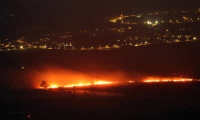 Fotografía de un incendio cerca de la ciudad de Kiryat Shmona como resultado de un proyectil disparado desde el sur del Líbano hacia el norte de Israel, el 5 de octubre de 2024. EFE/EPA/Atef Safadi