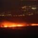 Fotografía de un incendio cerca de la ciudad de Kiryat Shmona como resultado de un proyectil disparado desde el sur del Líbano hacia el norte de Israel, el 5 de octubre de 2024. EFE/EPA/Atef Safadi