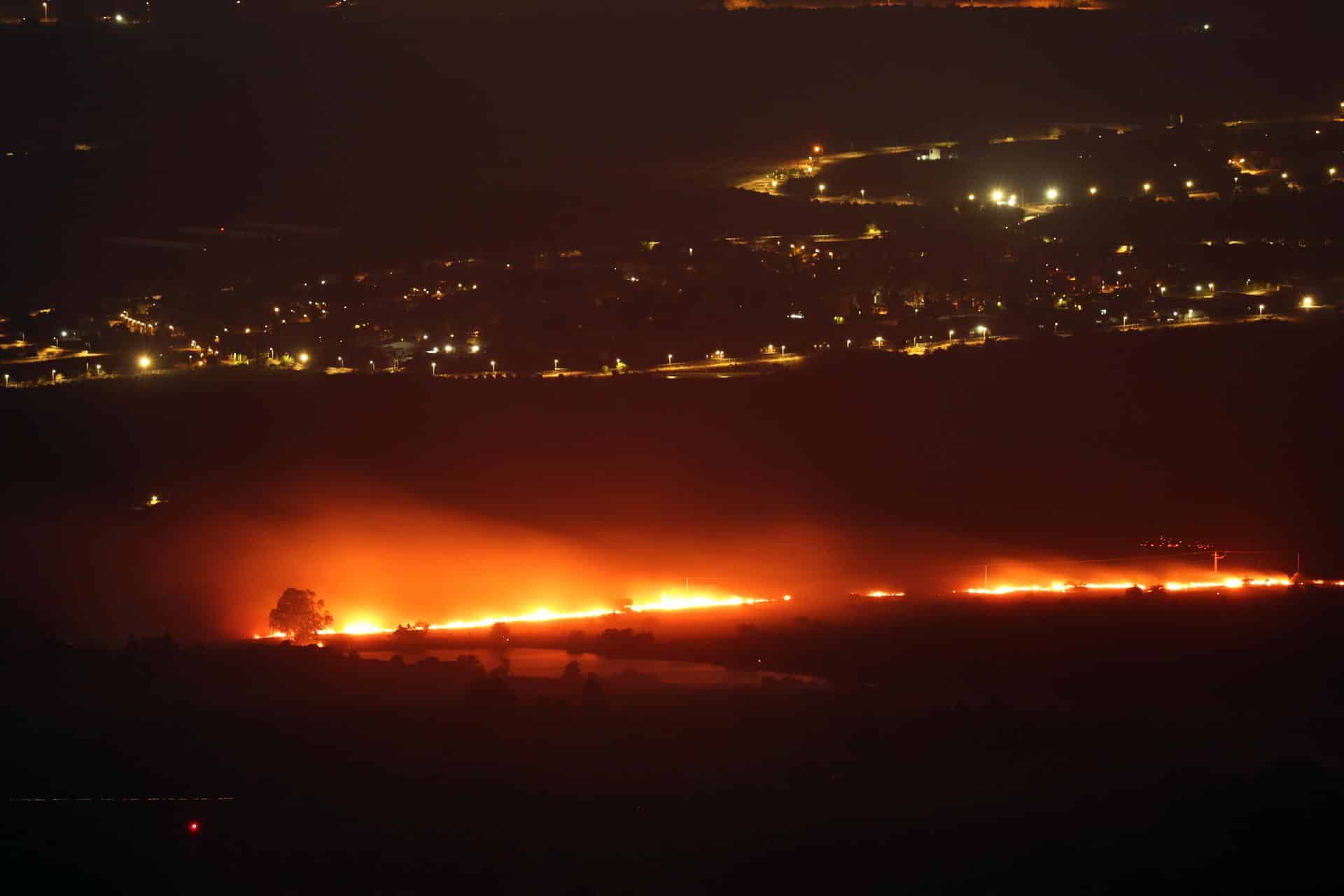 Fotografía de un incendio cerca de la ciudad de Kiryat Shmona como resultado de un proyectil disparado desde el sur del Líbano hacia el norte de Israel, el 5 de octubre de 2024. EFE/EPA/Atef Safadi