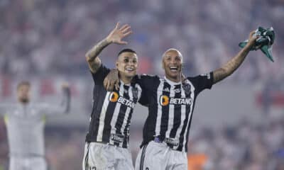 Guilherme Arana (i) y Deyverson, dos de los jugadores clave del Atlético Mineiro, celebran el paso a la final de la Libertadores tras eliminar a River Plate en Buenos Aires (Argentina). EFE/ Juan Ignacio Roncoroni