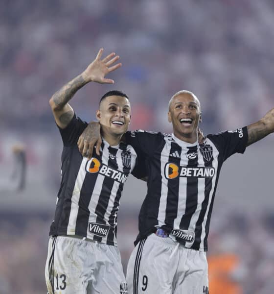 Guilherme Arana (i) y Deyverson, dos de los jugadores clave del Atlético Mineiro, celebran el paso a la final de la Libertadores tras eliminar a River Plate en Buenos Aires (Argentina). EFE/ Juan Ignacio Roncoroni