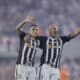 Guilherme Arana (i) y Deyverson, dos de los jugadores clave del Atlético Mineiro, celebran el paso a la final de la Libertadores tras eliminar a River Plate en Buenos Aires (Argentina). EFE/ Juan Ignacio Roncoroni