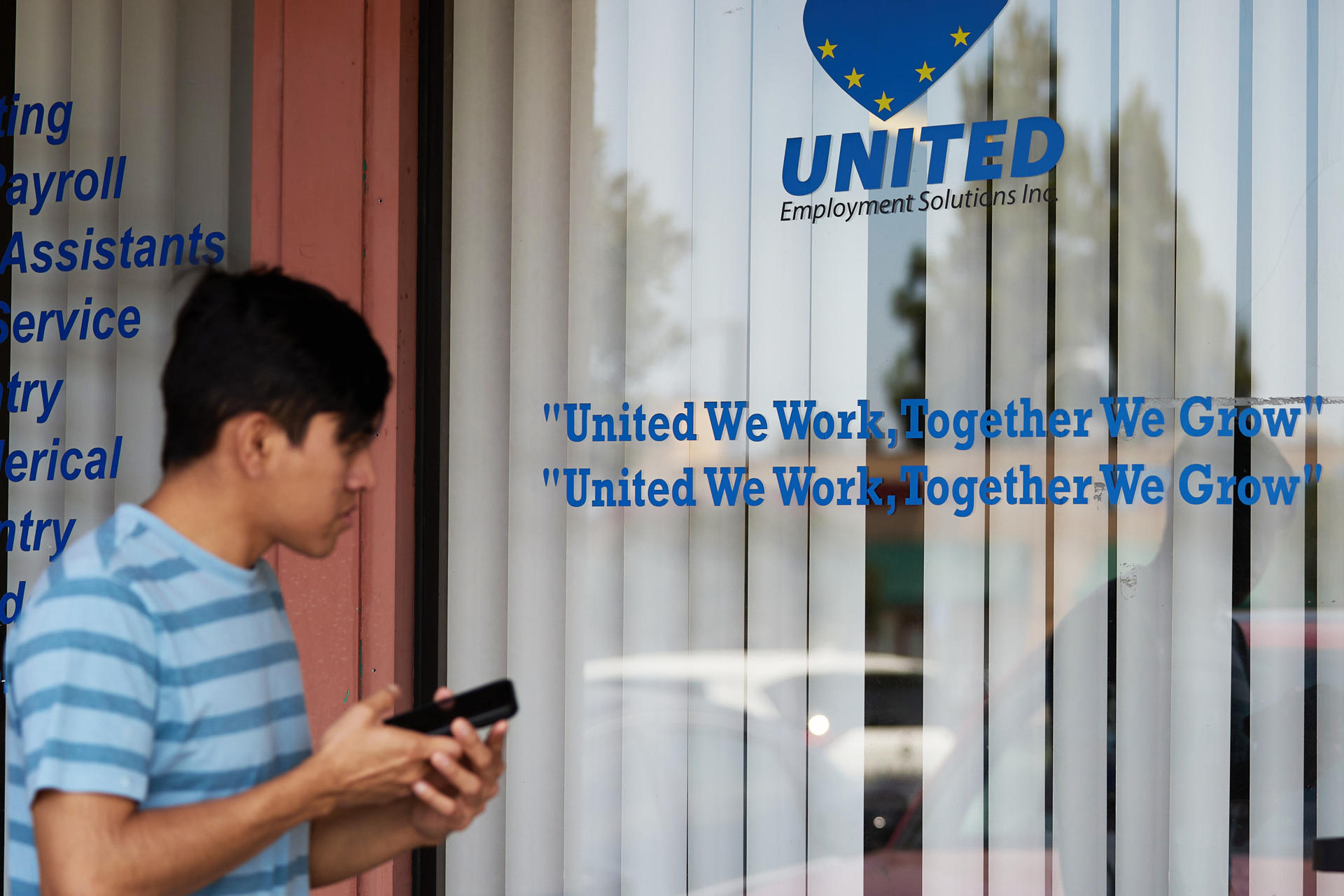 Fotografía de archivo del 2 de agosto de 2024 de una persona caminando junto a una agencia de empleo, en Los Ángeles, California (Estados Unidos). EFE/EPA Allison Dinner