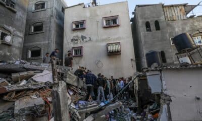 Fotografía de archivo en donde palestinos buscan cadáveres y supervivientes entre los escombros de la casa destruida tras un ataque aéreo israelí en el campo de refugiados de Al-Maghazi en la Franja de Gaza, el 19 de octubre de 2024. EFE/MOHAMMED SABER