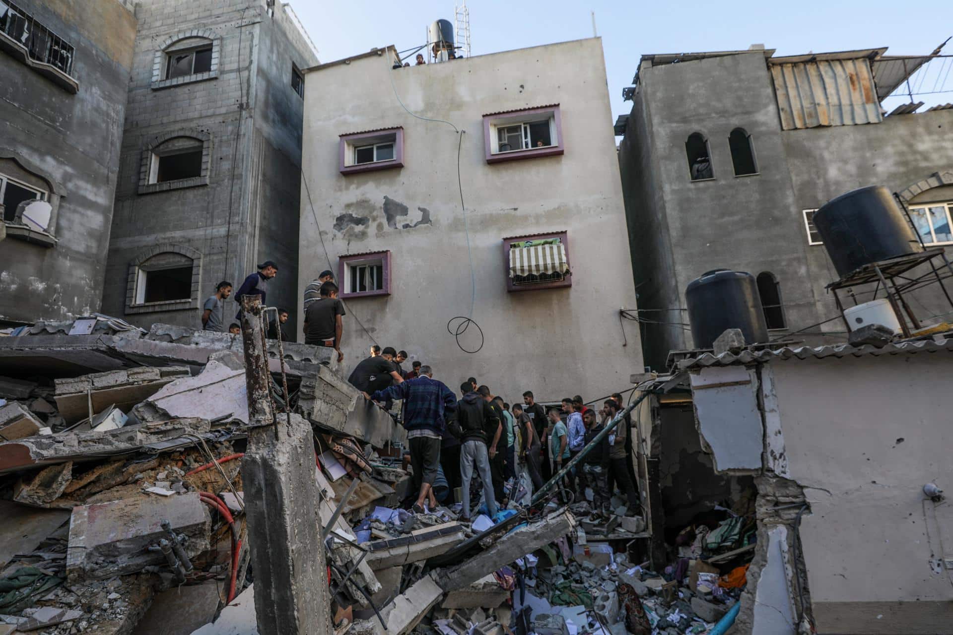 Fotografía de archivo en donde palestinos buscan cadáveres y supervivientes entre los escombros de la casa destruida tras un ataque aéreo israelí en el campo de refugiados de Al-Maghazi en la Franja de Gaza, el 19 de octubre de 2024. EFE/MOHAMMED SABER