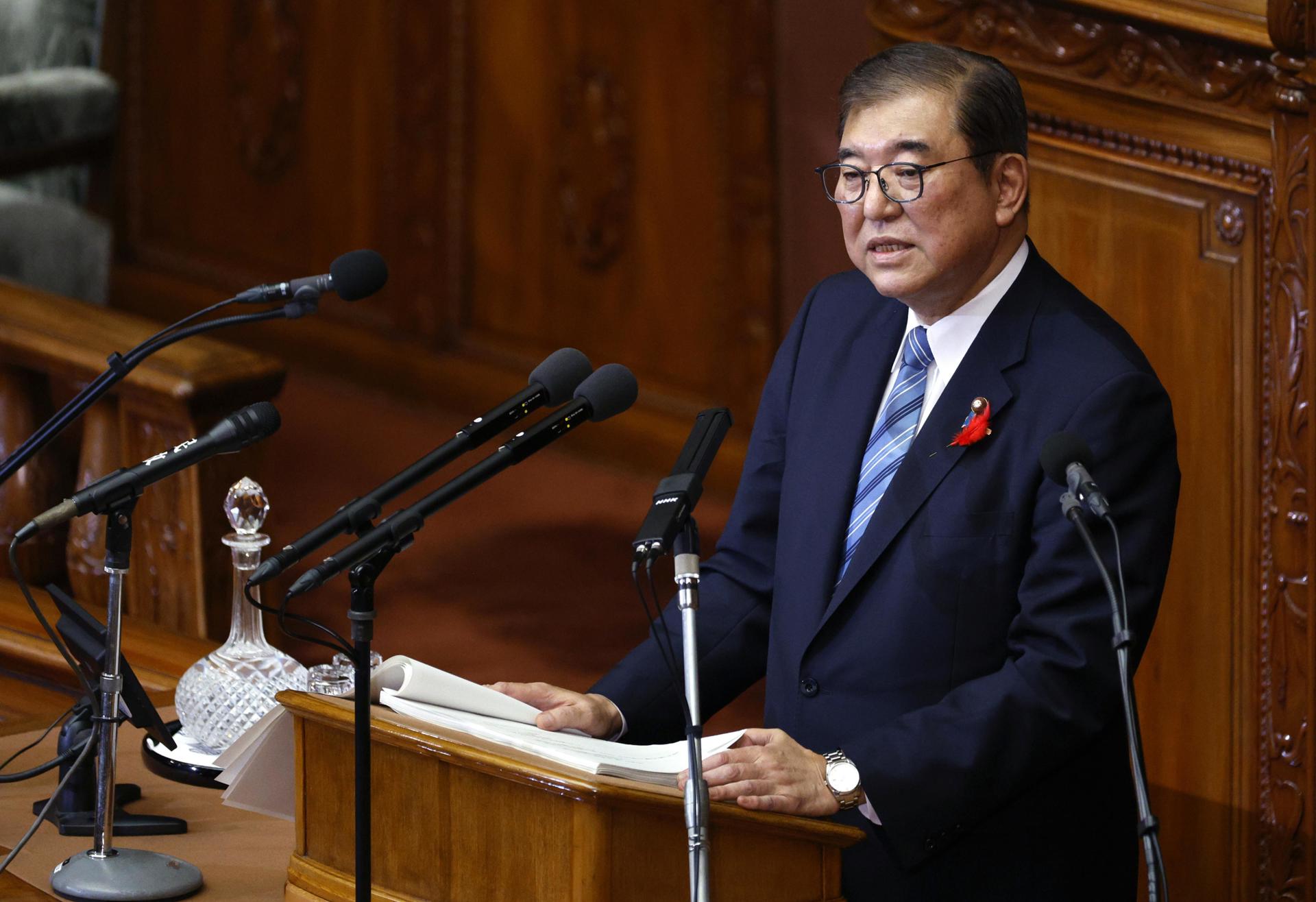 El nuevo primer ministro de Japón, Shigeru Ishiba, pronuncia un discurso la Dieta (Parlamento) en Tokio, el 4 de octubre de 2024. EFE/EPA/FRANCK ROBICHON